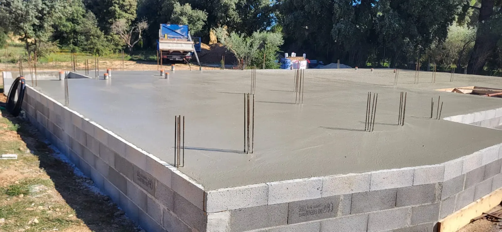 Villa contemporaine dalle béton, chantier à Saint-Christol-lès-Alès