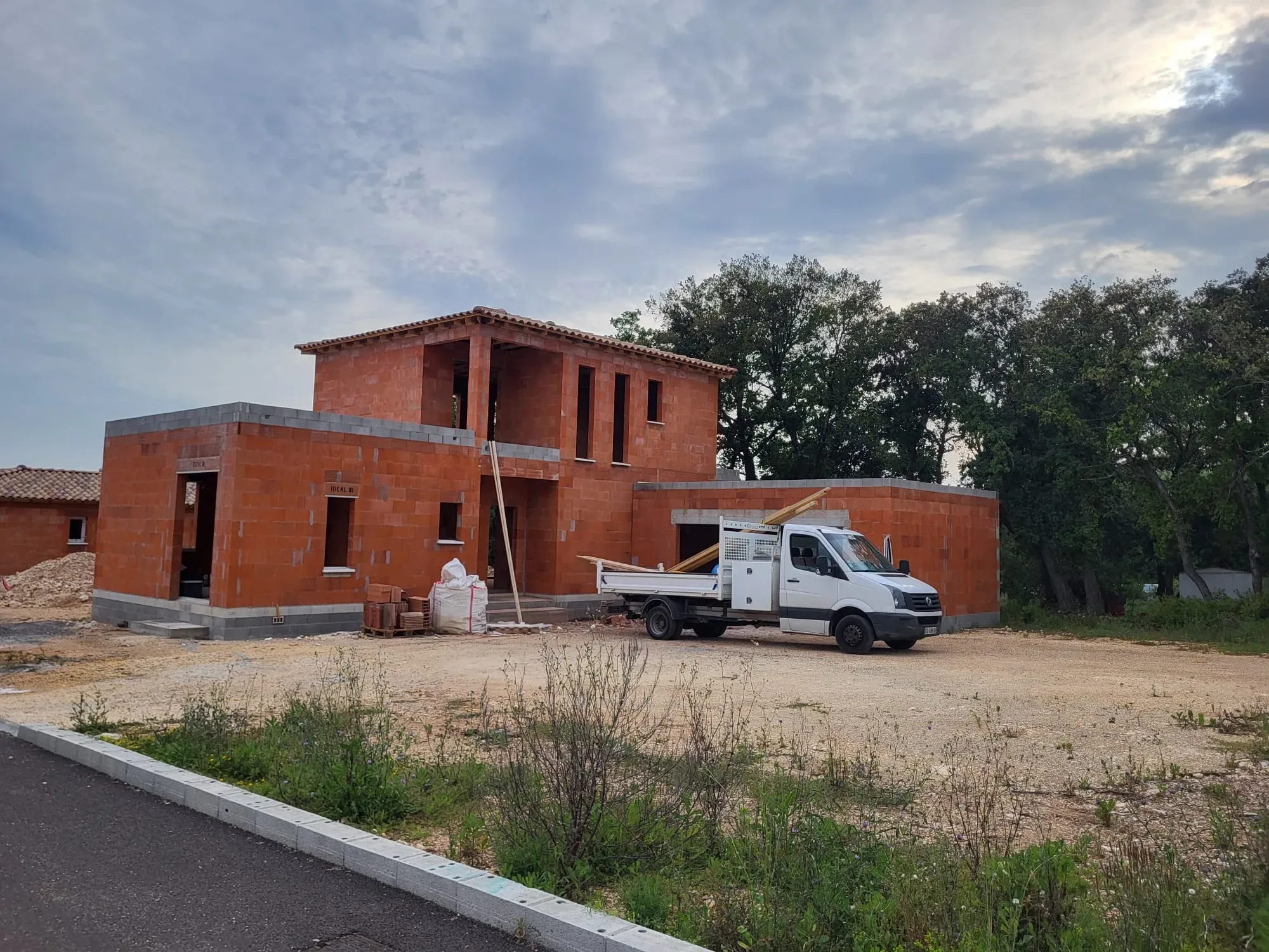Maison traditionnelle briques, chantier à Alès