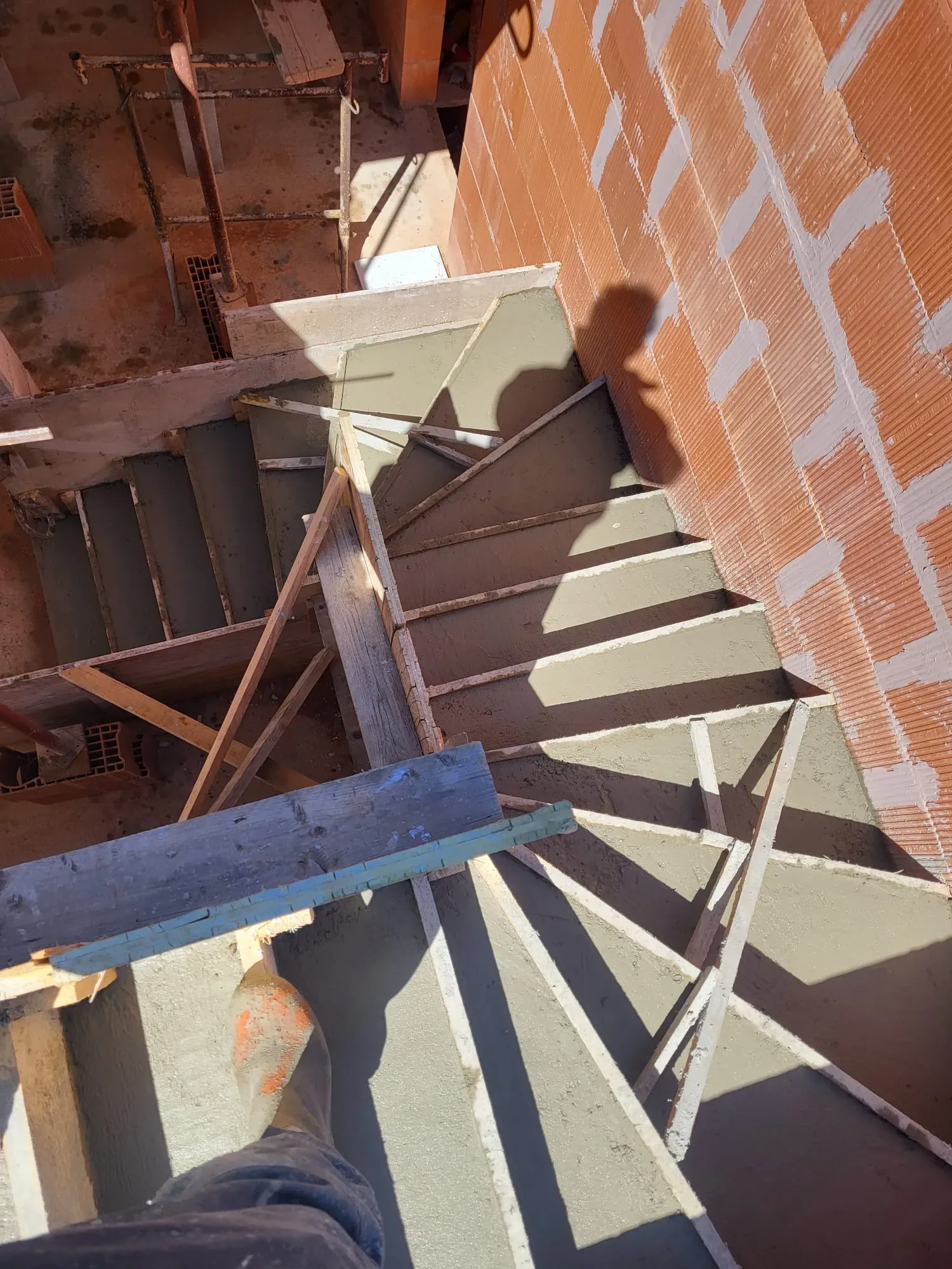 Escalier béton tournant sur-mesure, chantier à Alès