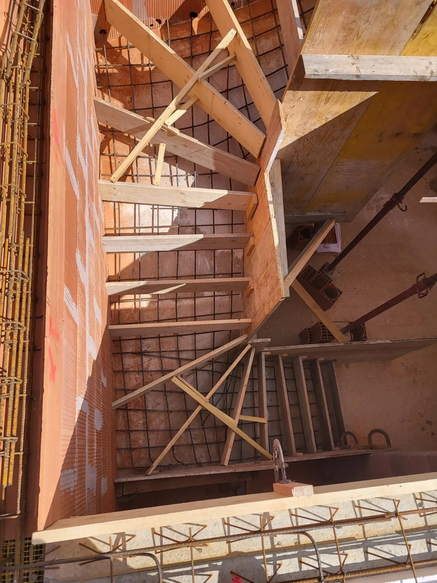 Escalier béton tournant sur-mesure, photographie 2 du chantier