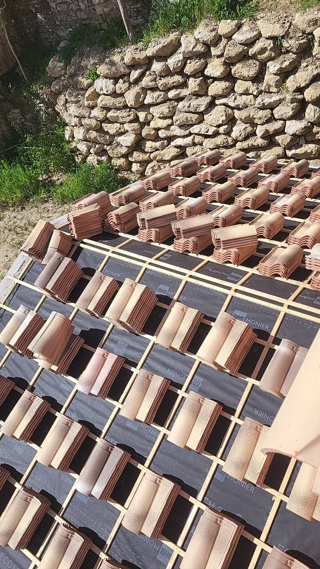 Mur en briques en cours de construction